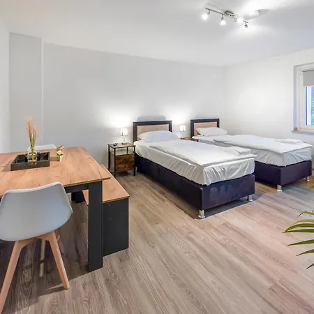 Modern 3-br Apmt. Sleeps 6+ *