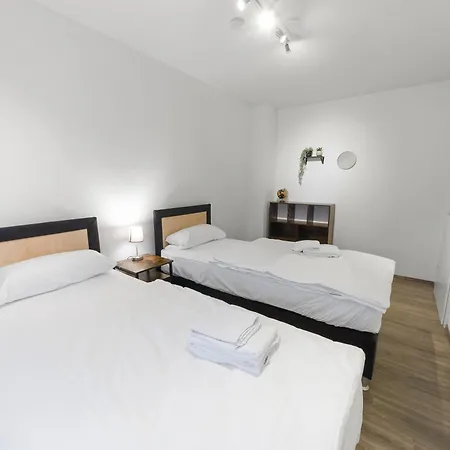 Modern 3-br Apmt. Sleeps 6+ * Essen