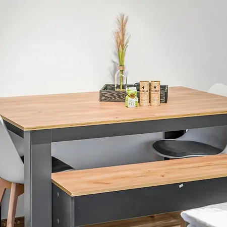 Modern 3-br Apmt. Sleeps 6+ *